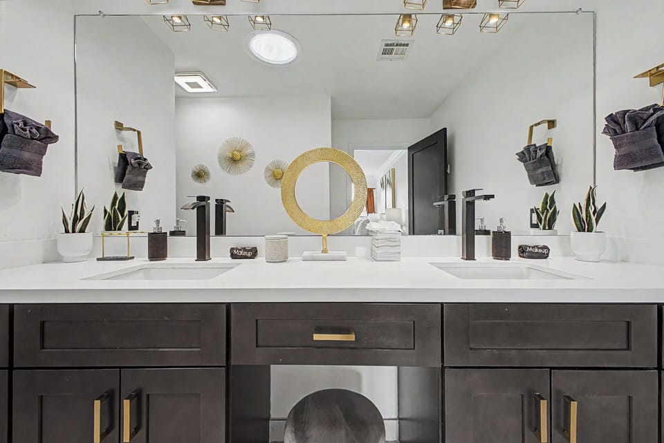     🚿 Private ensuite bathroom adds extra convenience.