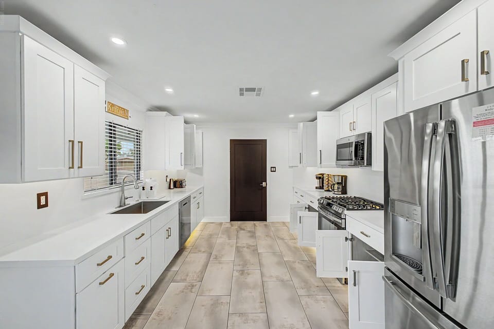     ✨ Modern kitchen with stainless steel appliances.