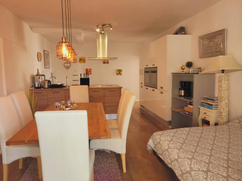 Apartment, 1 Bedroom, Accessible, Smoking | Dining