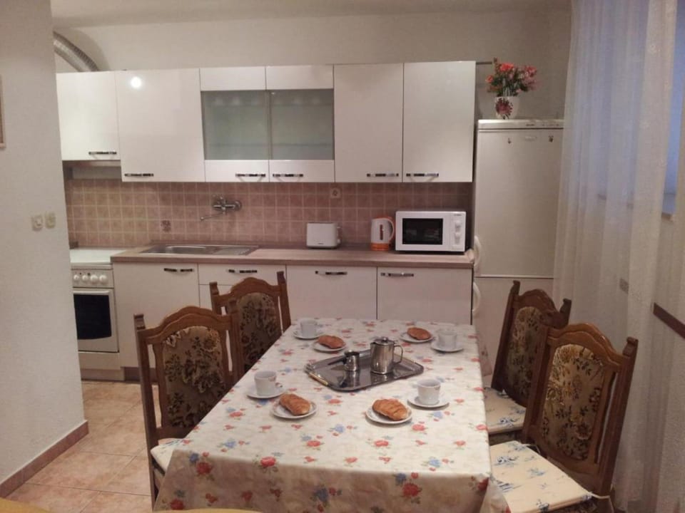 Apartment, 2 Bedrooms | Private kitchen | Coffee/tea maker, electric kettle, dining tables
