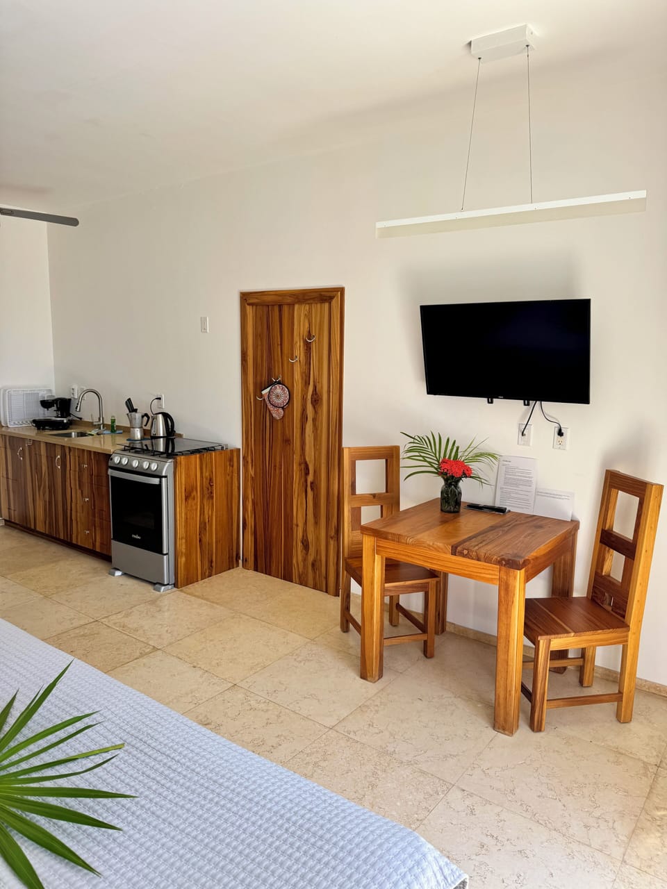 Deluxe Studio Suite, Sea View | Dining