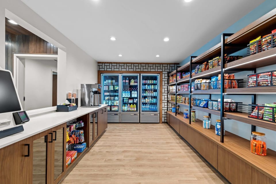 Stock up quickly with a bright, well-organized marketplace.