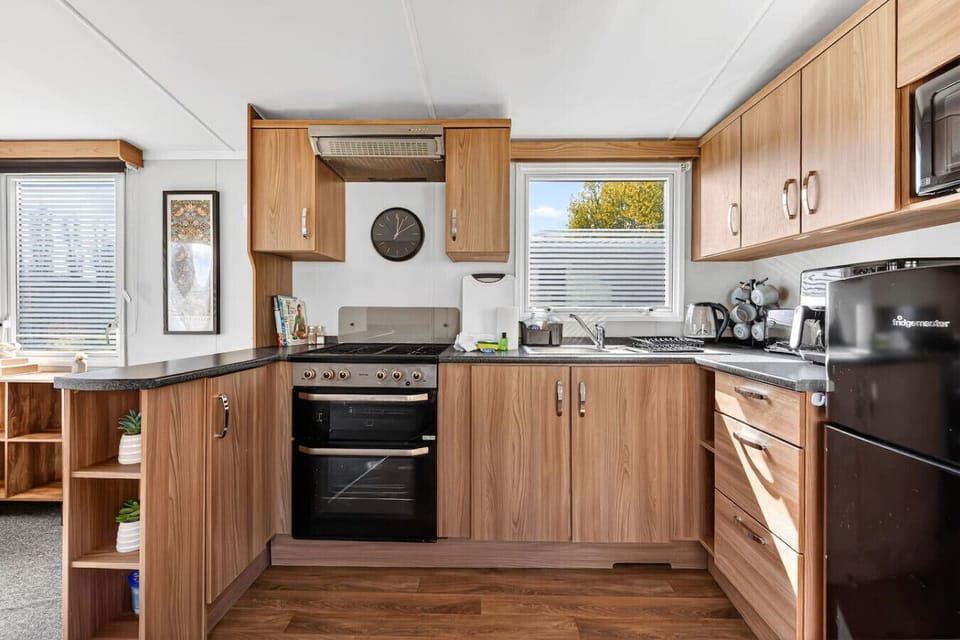 A fully equipped kitchen with everything you need to prepare a home cooked meal.