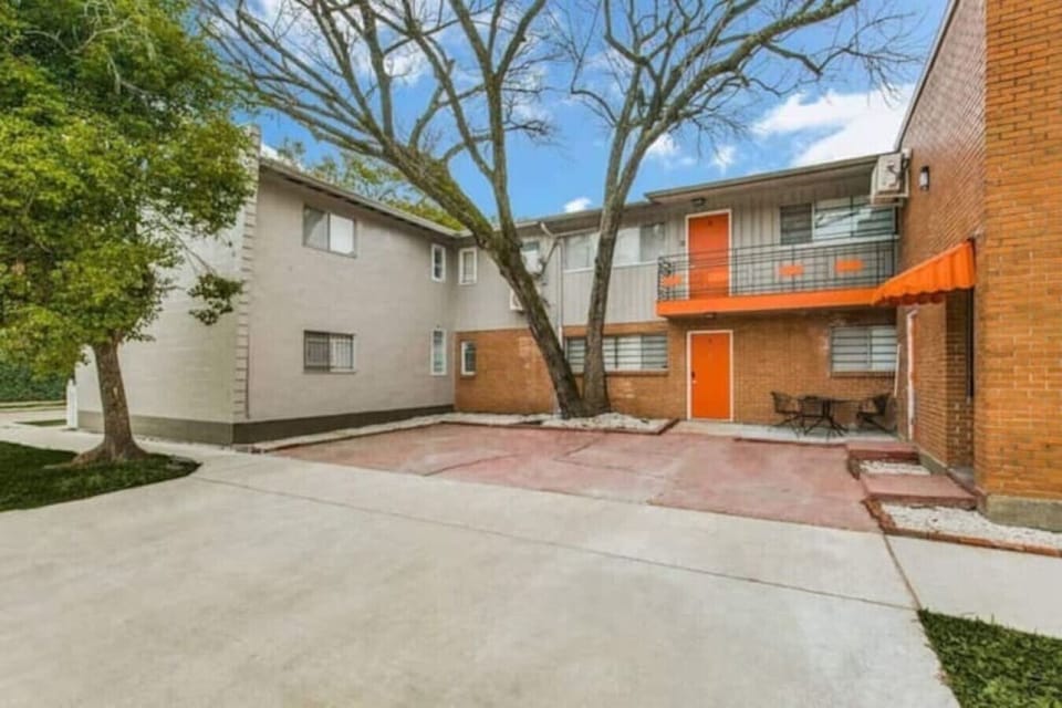 Montrose is located in the heart of Houston, known for it`s offbeat yet eccentric neighborhoods. Our space fits that theme very well! Our unit is in an aged complex with a creative artsy interior that is sure to feel like home.