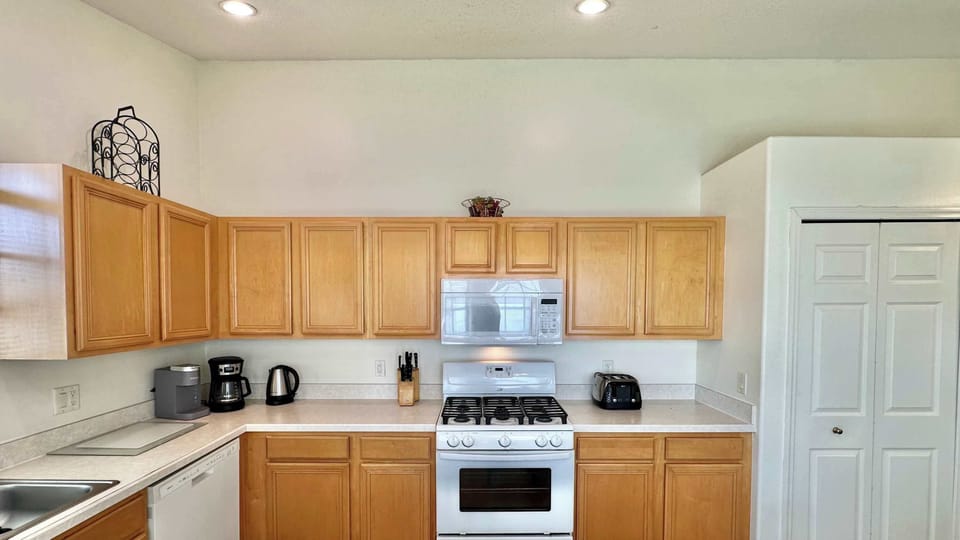 House, Multiple Beds, Pool Access, Pool View (Sunlit Fun) | Private kitchen