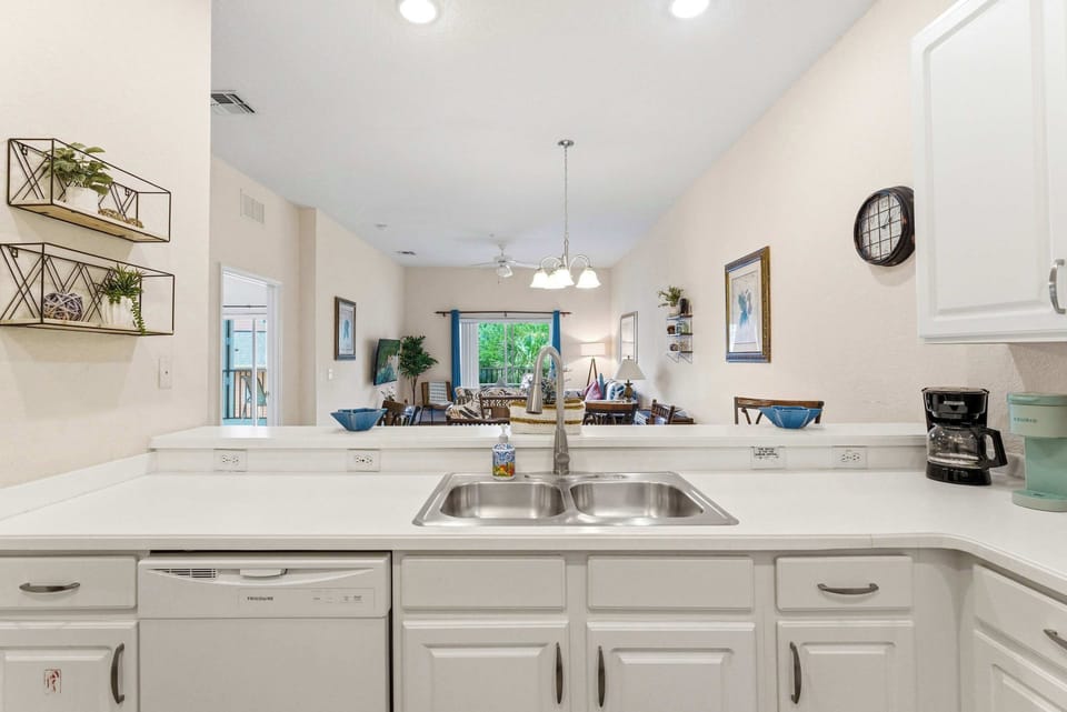 Condo, Multiple Beds, Balcony, Garden View (Vacation Dreams at Bahama Bay) | Private kitchen