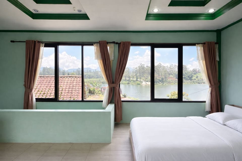 Family Room, Lake View | Free WiFi