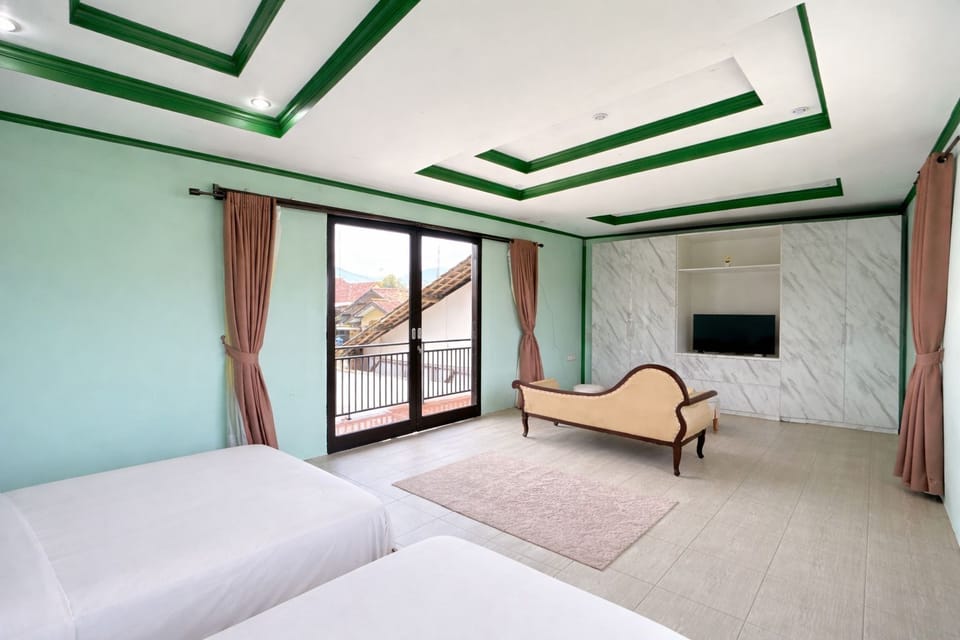Family Room, Lake View | Free WiFi