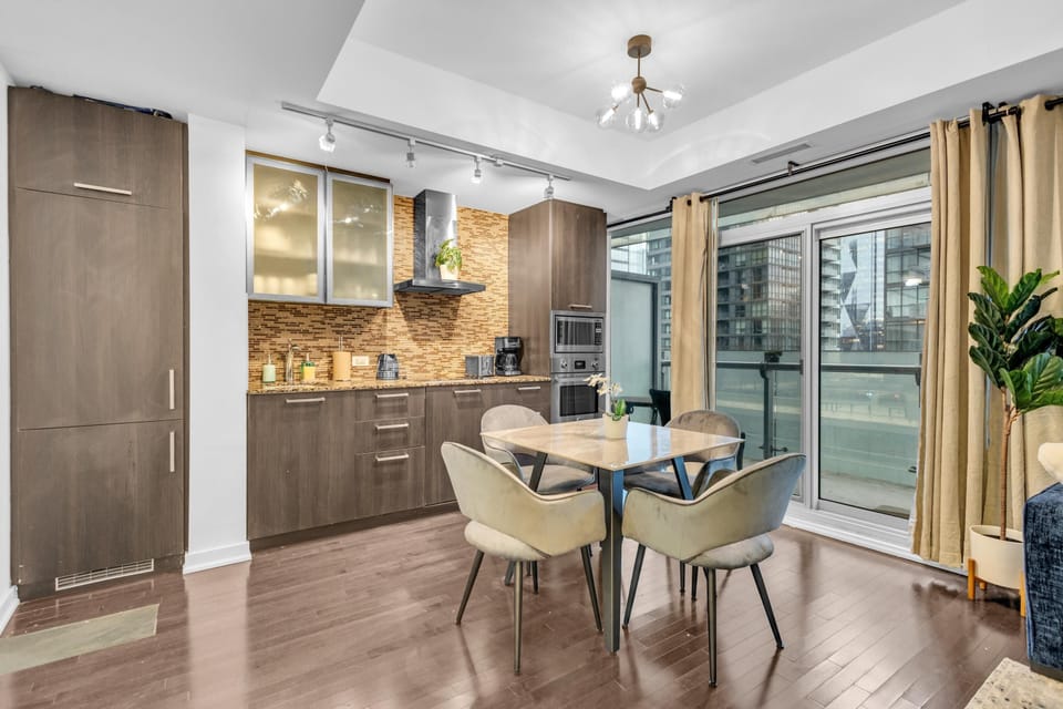 Executive Suite, 1 Queen Bed with Sofa bed, Non Smoking, City View | In-room dining