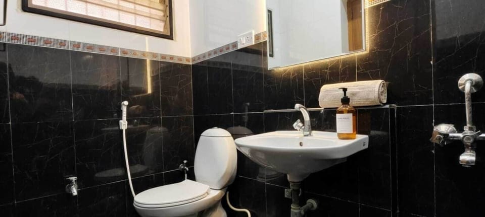 Combined shower/tub, towels, soap, shampoo