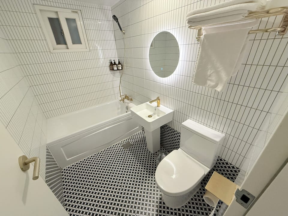Luxury Twin Room | Bathroom | Hair dryer, shampoo, toilet paper