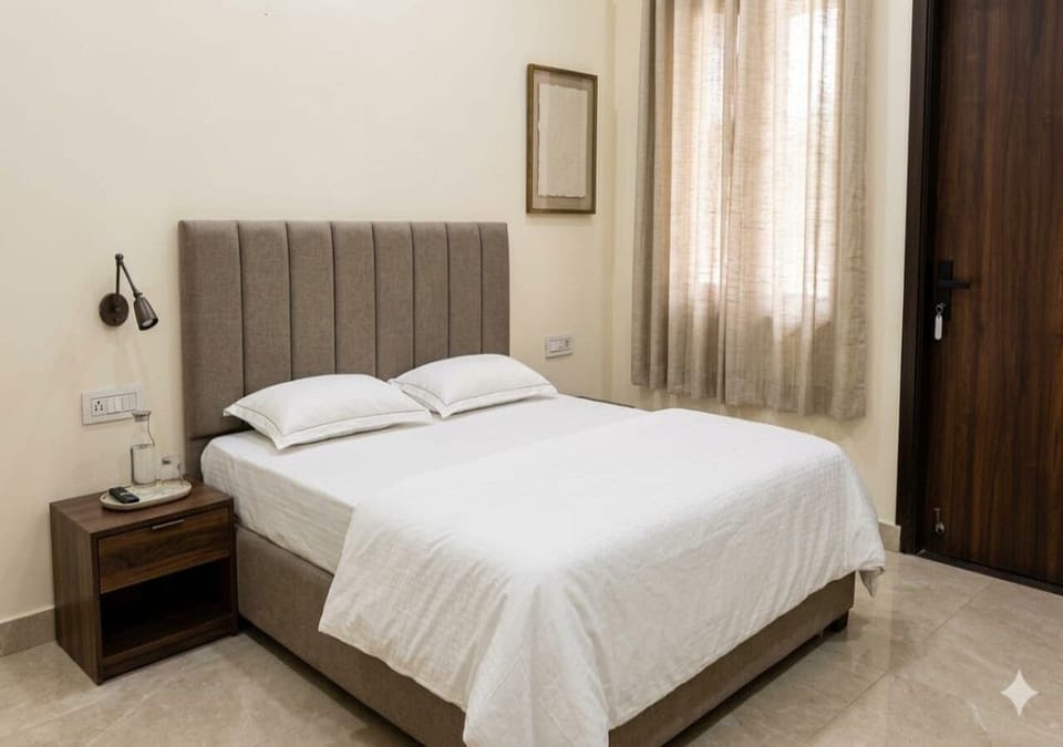 Single Room | Desk, laptop workspace, free WiFi