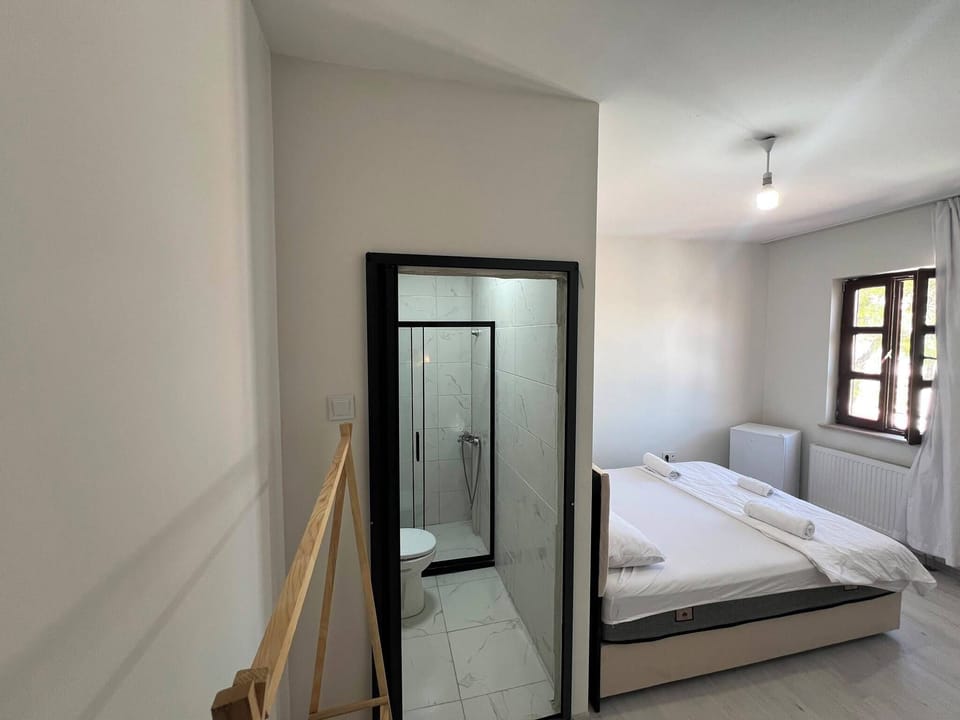 Standard Room | Laptop workspace, soundproofing, WiFi (free)