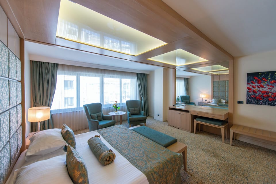 Deluxe Suite | Minibar, in-room safe, free cribs/infant beds, free WiFi