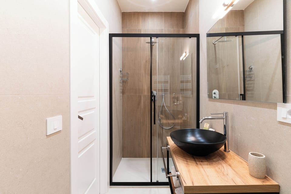 Design Room | Bathroom | Shower, hair dryer, towels, soap