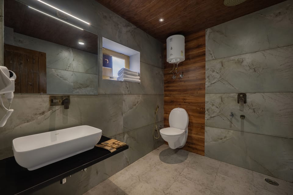 Deluxe Room, Valley View | Bathroom | Shower, towels, soap, shampoo