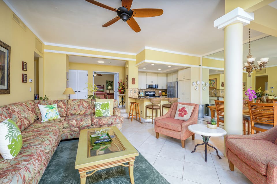 Great room with queen sofa sleeper, open up to lanai, smart TV, dining area, Central AC, free wifi and kitchen
