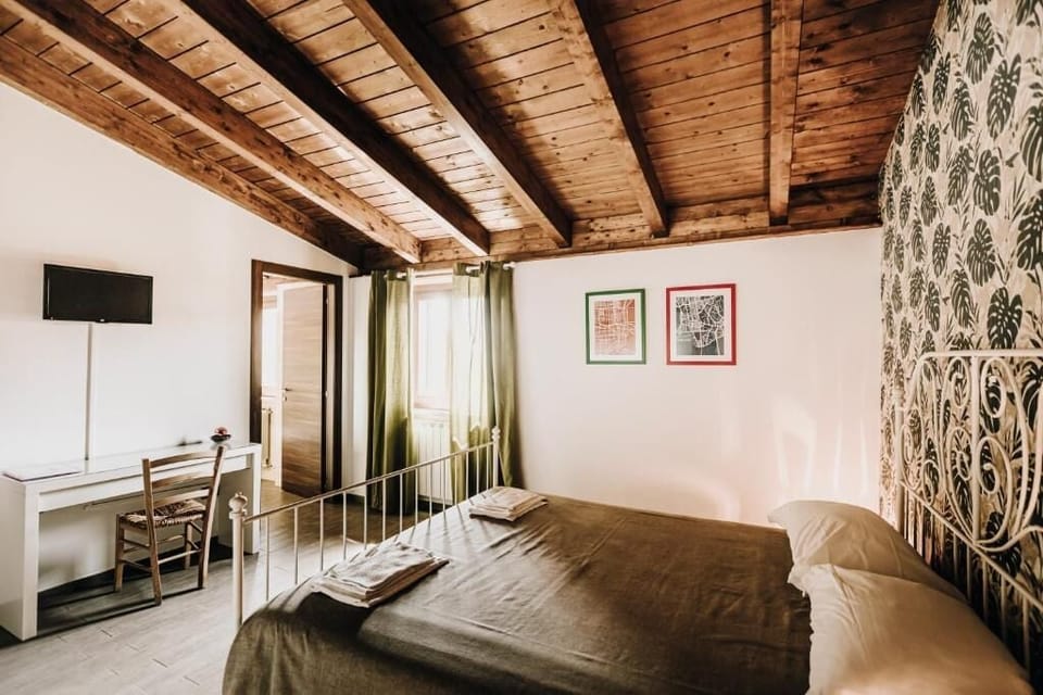 Double Room, 1 Double Bed, Non Smoking | Desk, blackout drapes, iron/ironing board, free WiFi