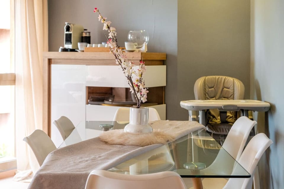 Salle à manger conviviale pour vos repas en famille ou entre amis.