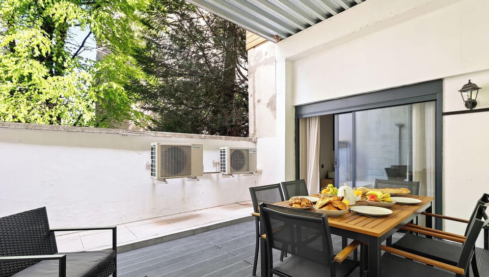 Terrasse privative conviviale pour savourer les repas en extérieur.