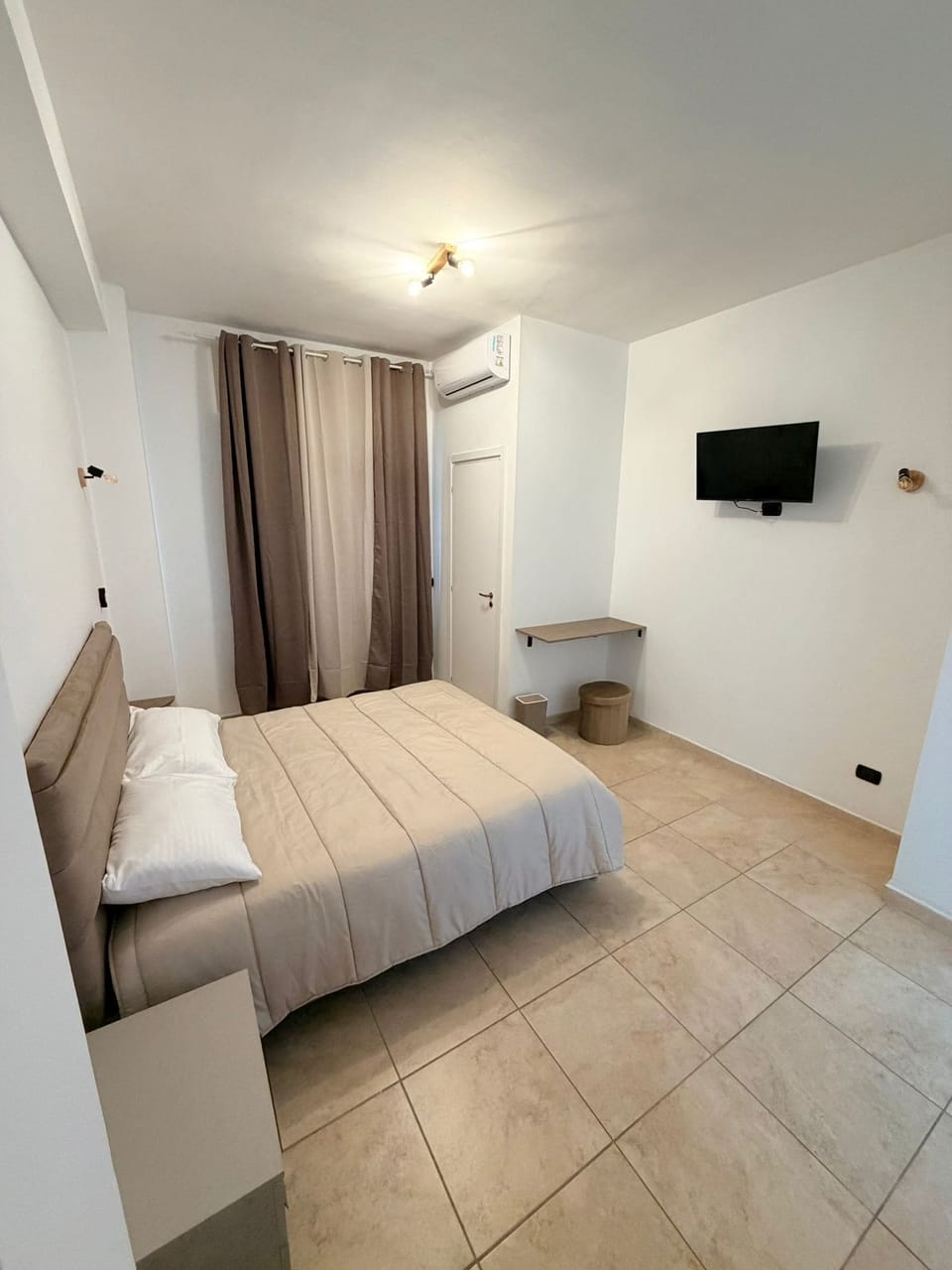 Basic Double or Twin Room, Non Smoking | Desk, iron/ironing board (on request), WiFi (free)