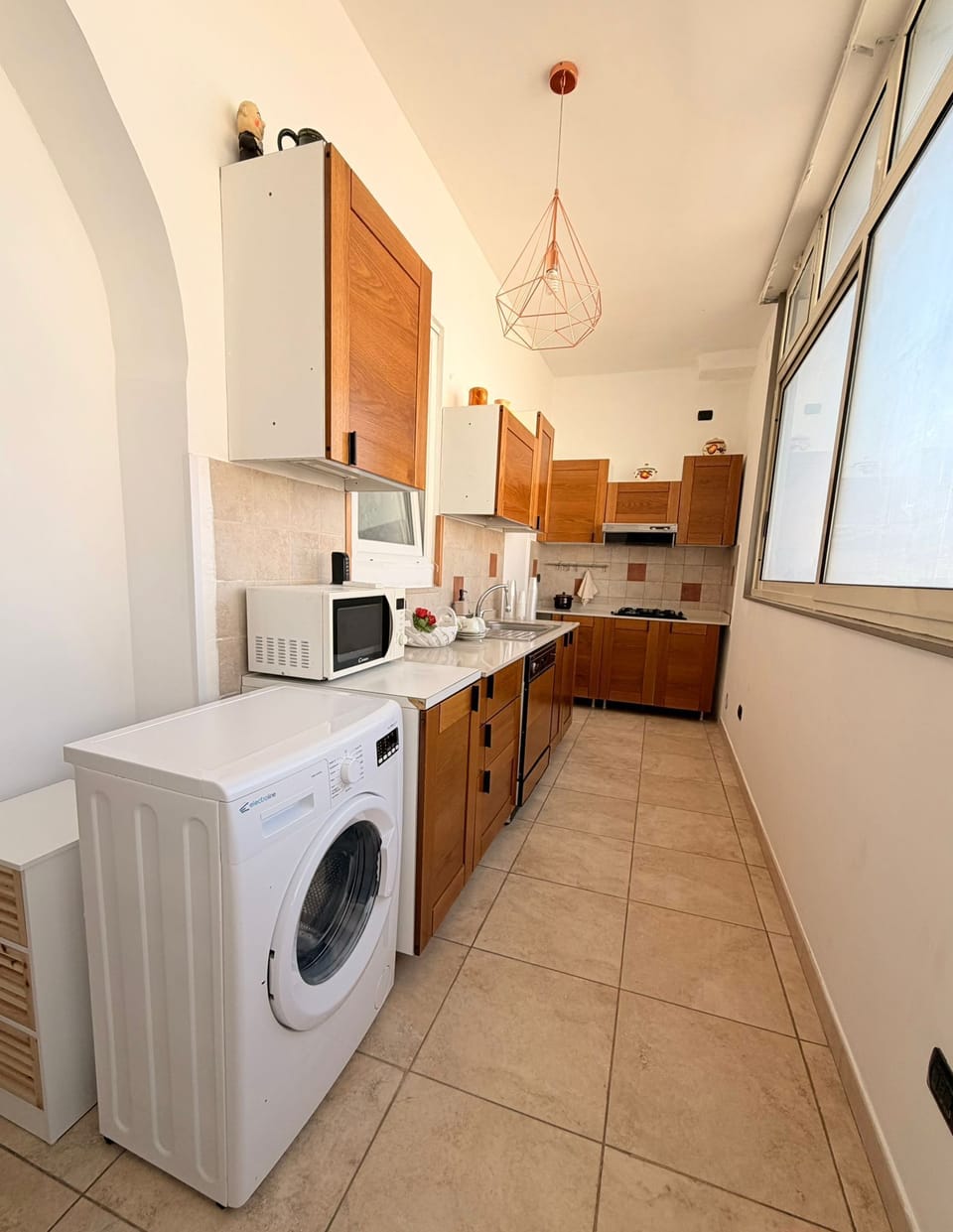 Full-size fridge, microwave, stovetop, cookware/dishes/utensils