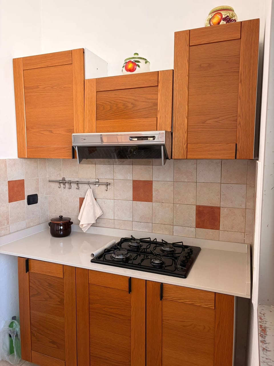 Full-size fridge, microwave, stovetop, cookware/dishes/utensils