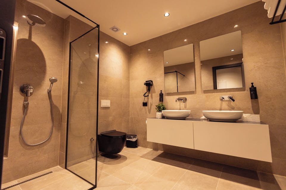 Deluxe Triple Room | Bathroom | Shower, hair dryer, slippers, towels