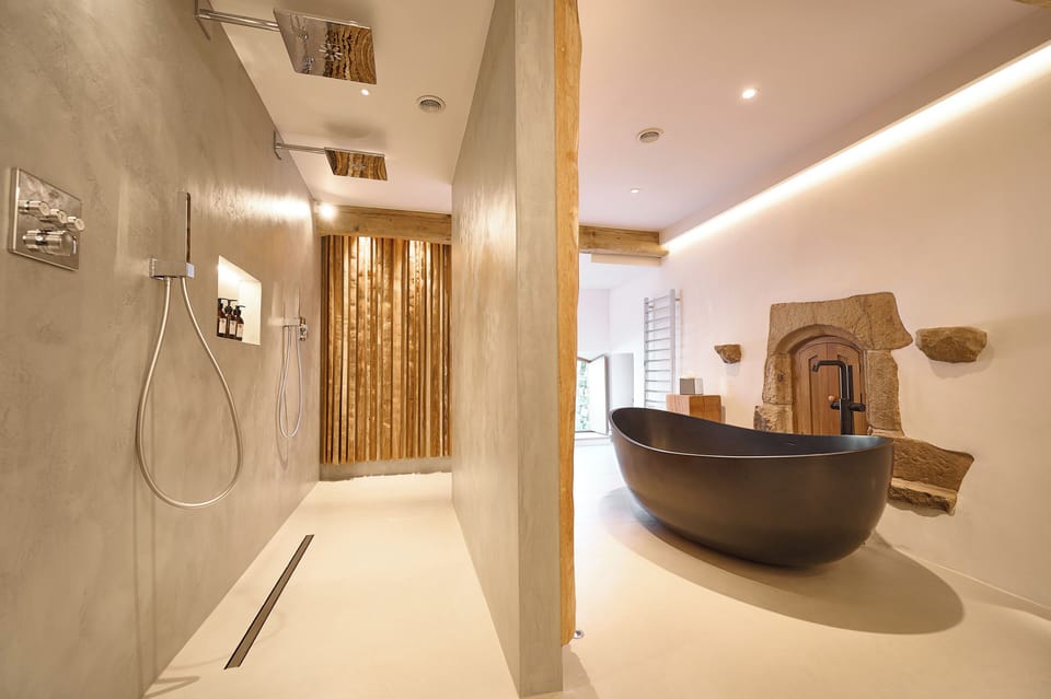 Luxury Suite | Bathroom | Separate tub and shower, hair dryer, towels, soap