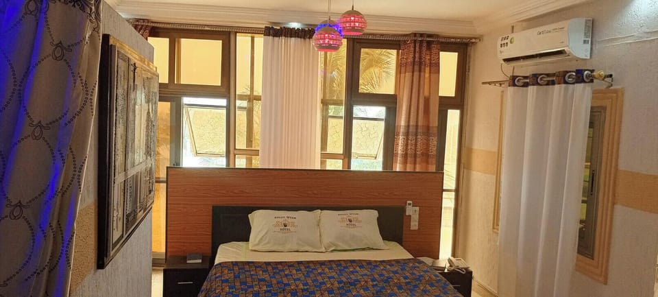 Comfort Suite, Mountain View | Desk, laptop workspace, iron/ironing board (on request), WiFi (free)