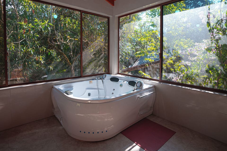 Deluxe Bungalow, Pets Allowed, Garden View | Bathroom | Shower, free toiletries, towels, soap
