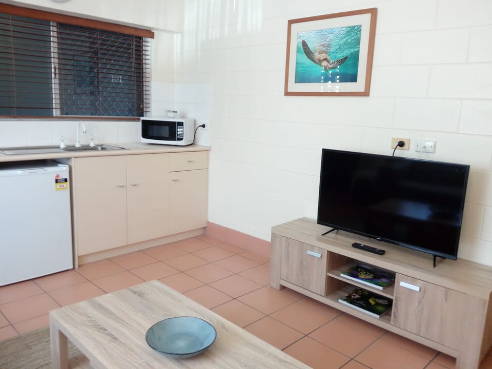 Apartment, 2 Bedrooms | Private kitchenette | Fridge, microwave, coffee/tea maker, electric kettle
