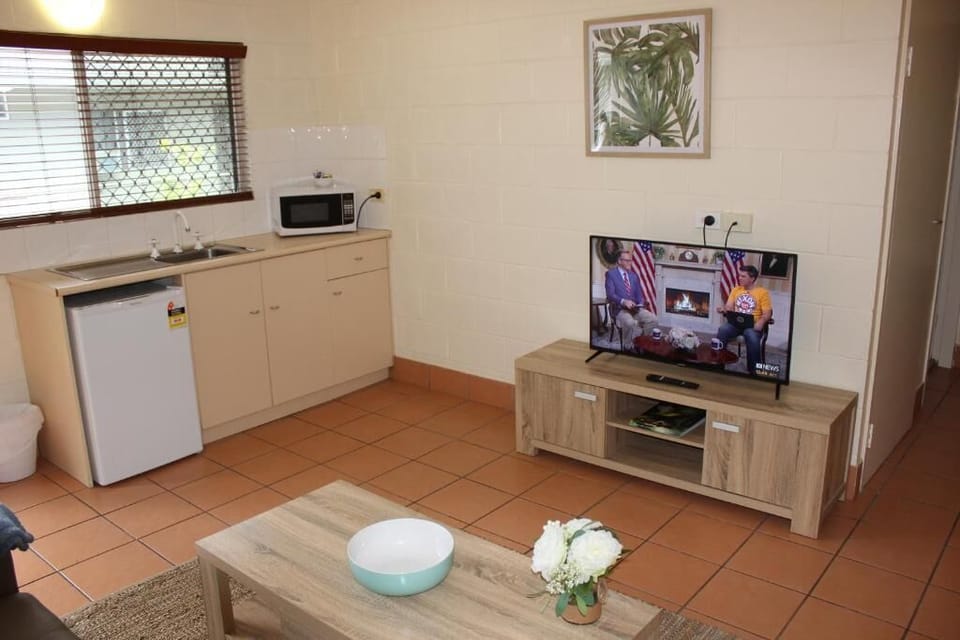 Fridge, microwave, coffee/tea maker, electric kettle