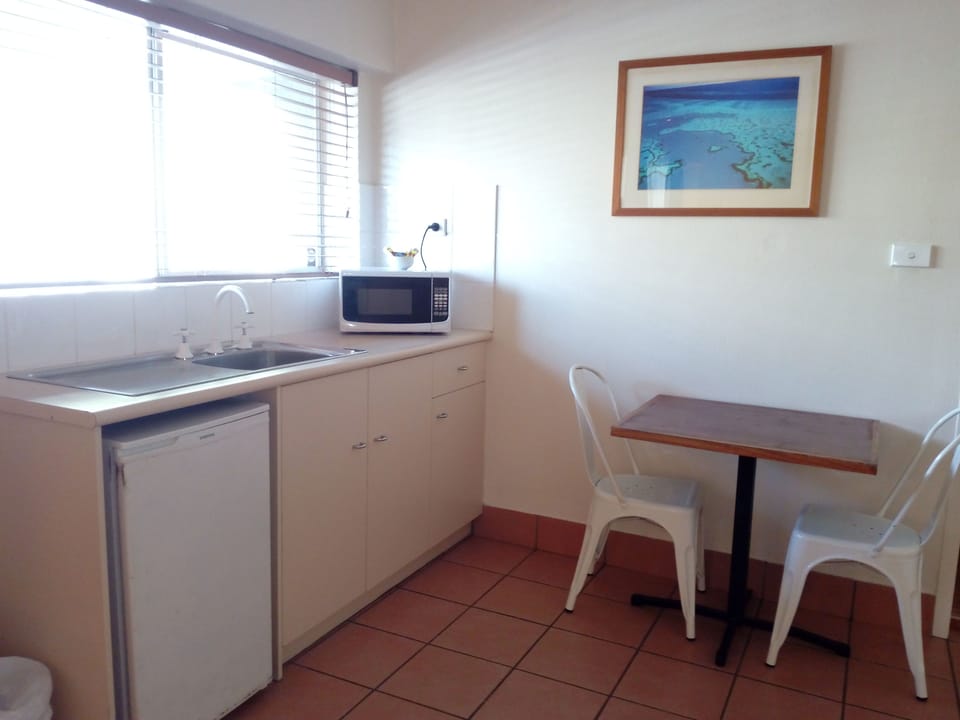 Studio | Private kitchenette | Fridge, microwave, coffee/tea maker, electric kettle
