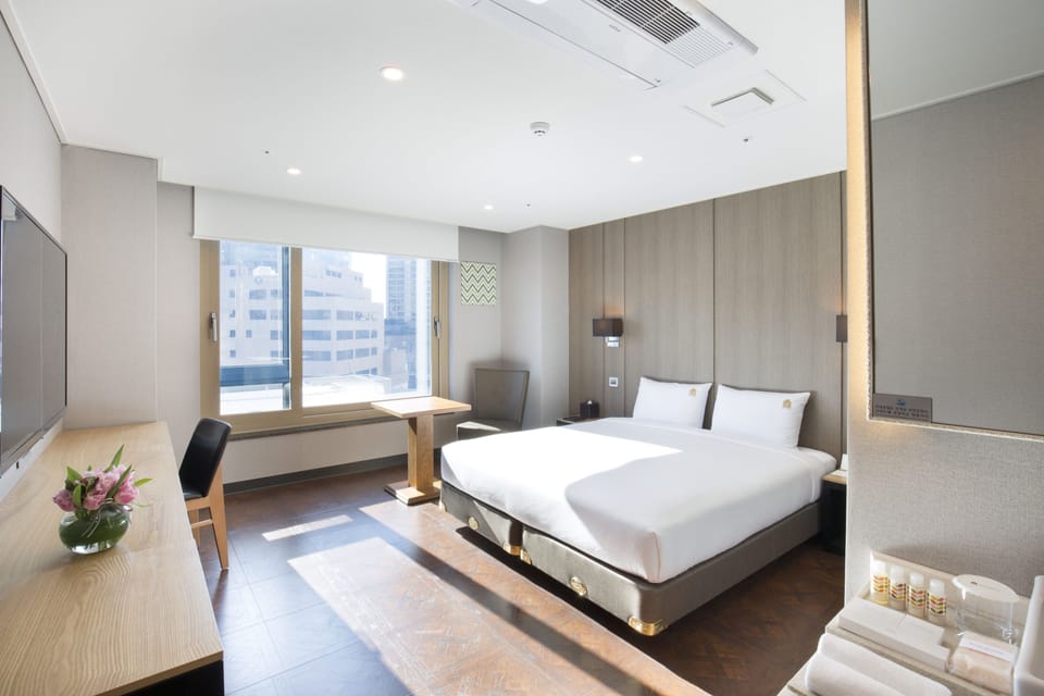 Premium bedding, down comforters, desk, free WiFi