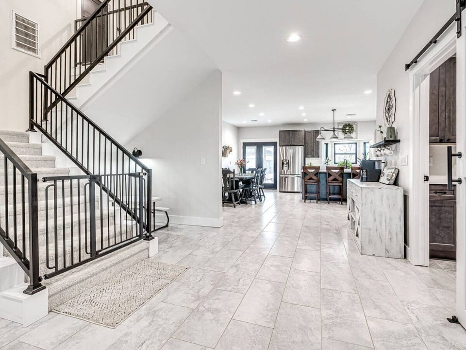 Opens to stairs to 2nd floor 