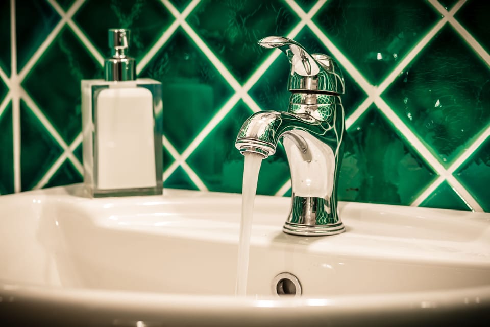 Shower, free toiletries, towels