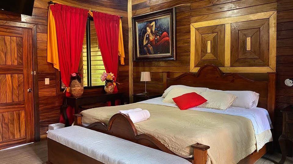 Comfort Room, Garden View | Minibar (free items), bed sheets