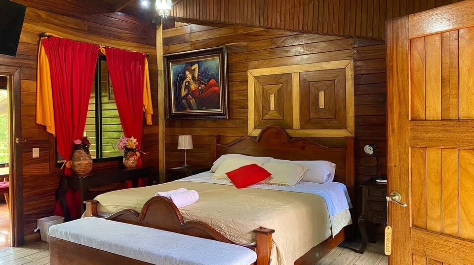 Comfort Room, Garden View | Minibar (free items), bed sheets