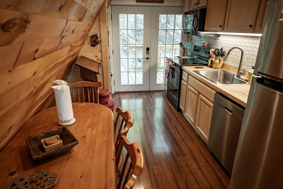 An easy, open space for cooking and gathering—perfect for everything from quick breakfasts to relaxed dinners after a day of exploring.