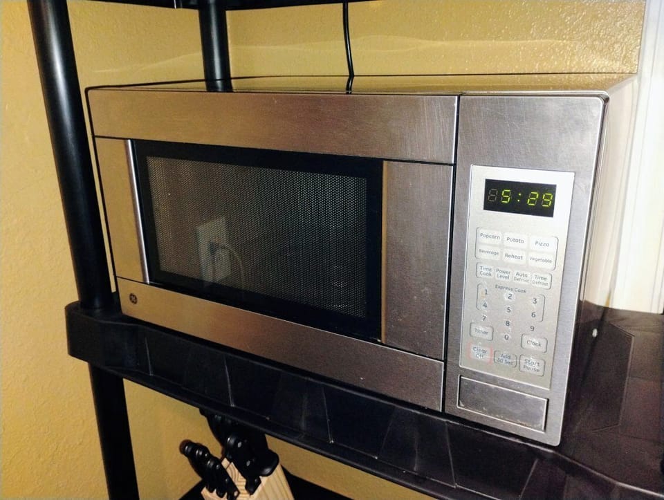 Reheat and go! Explore Kansas City at Cozy Comforts by Charles Stays 😀