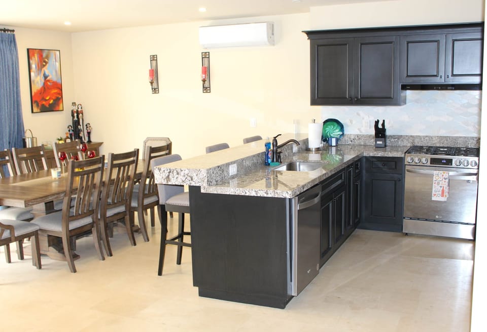 Kitchen & Dining