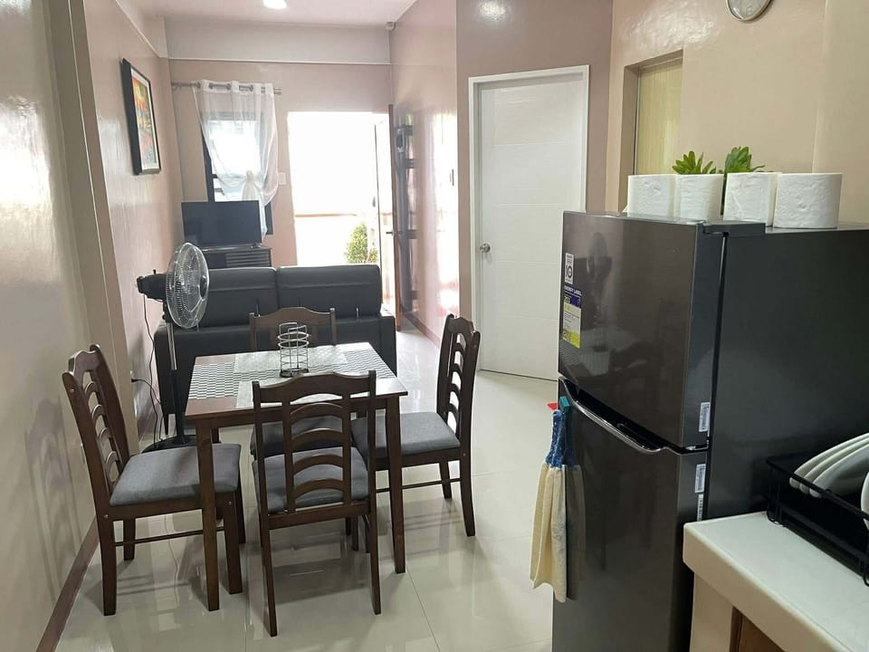 Classic Room, City View | Dining