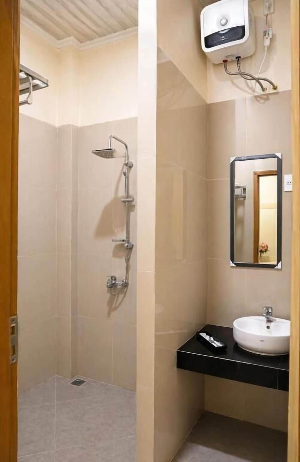 Shower, free toiletries, towels, toilet paper