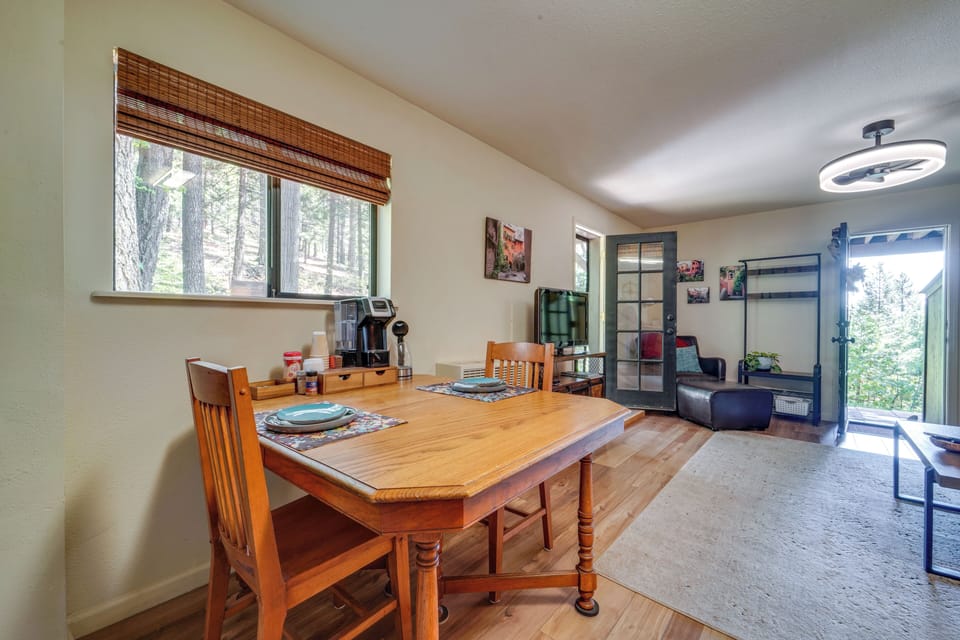 Dining Area | Dishware/Flatware Provided