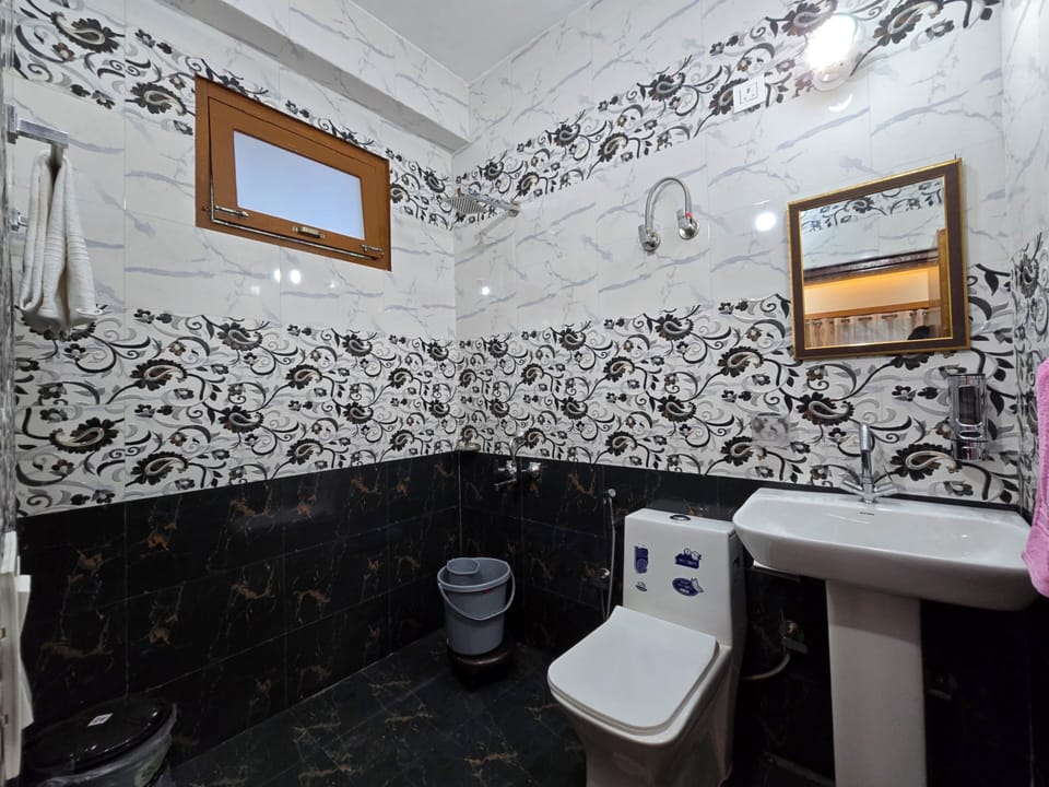 Deluxe Room | Bathroom | Shower, towels, soap, shampoo