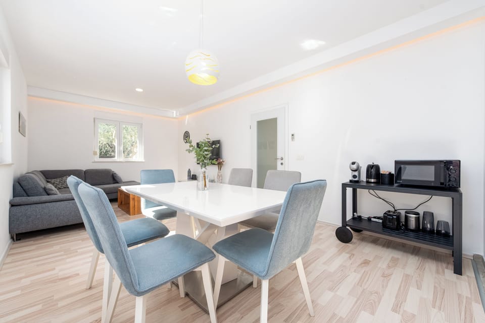 Family House, Multiple Bedrooms, 2 Bathrooms (Pool House Olive) | Dining