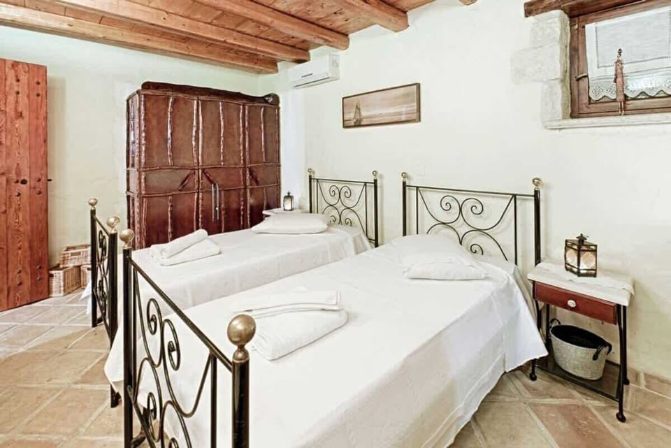 Bedroom with Twin Beds and Traditional Style