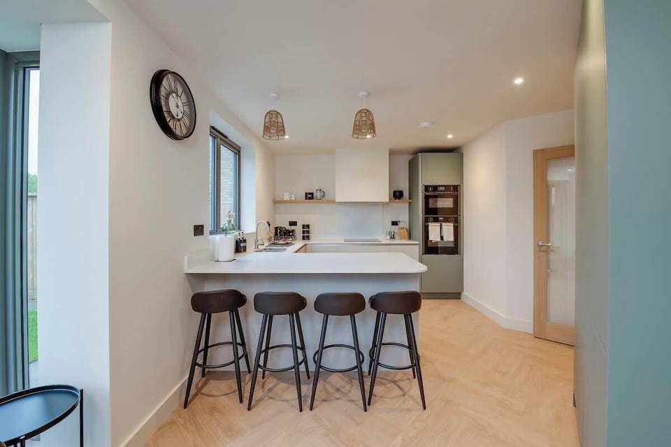 Breakfast bar, with 4 stools