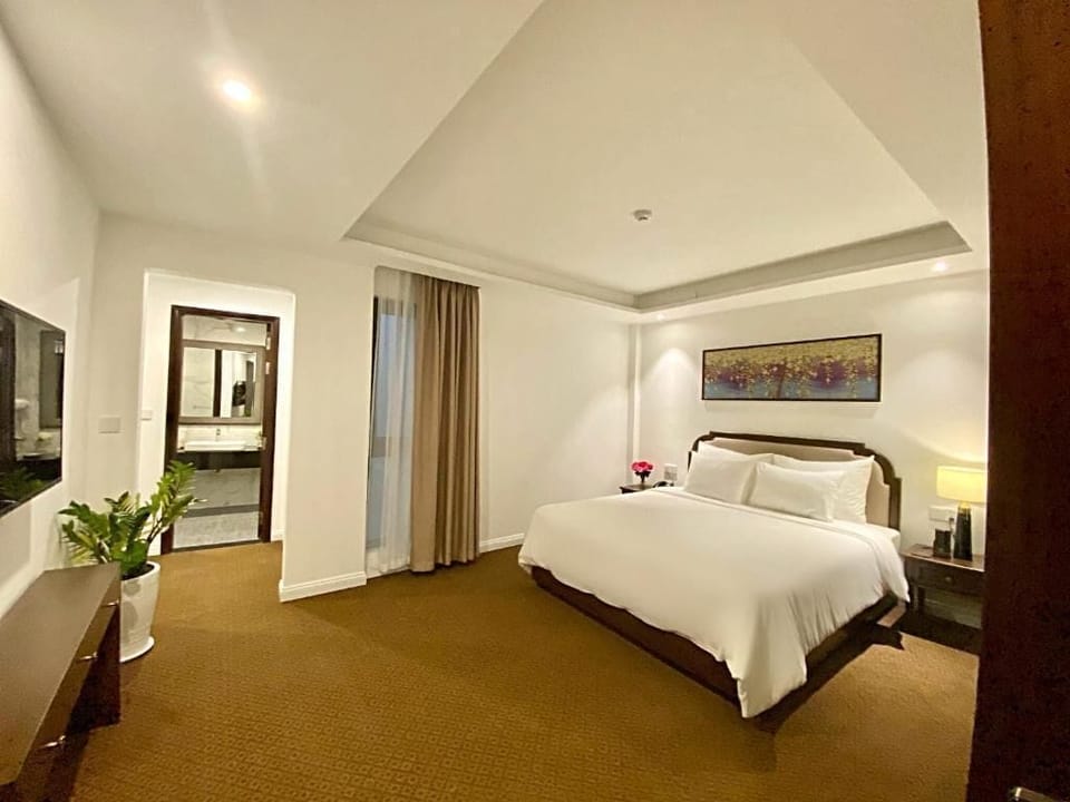 Executive Suite | Blackout drapes, iron/ironing board, free WiFi